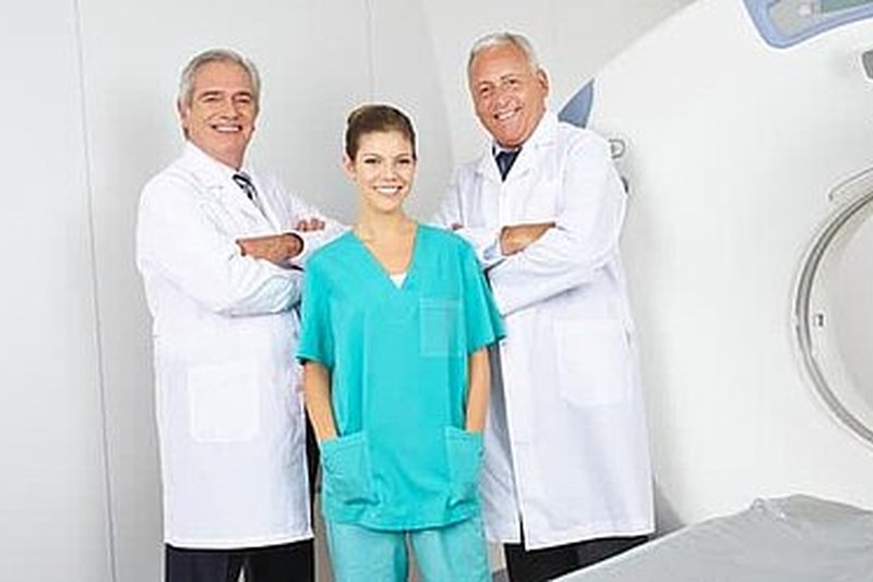 Radiologie-Team am CT-Gerät