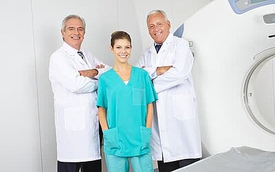 Equipo médico en radiología junto a un TAC