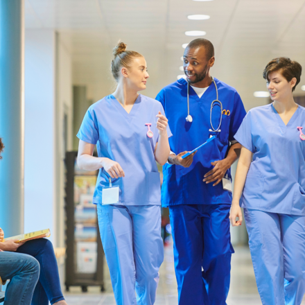 OP-Personal auf dem Klinikflur