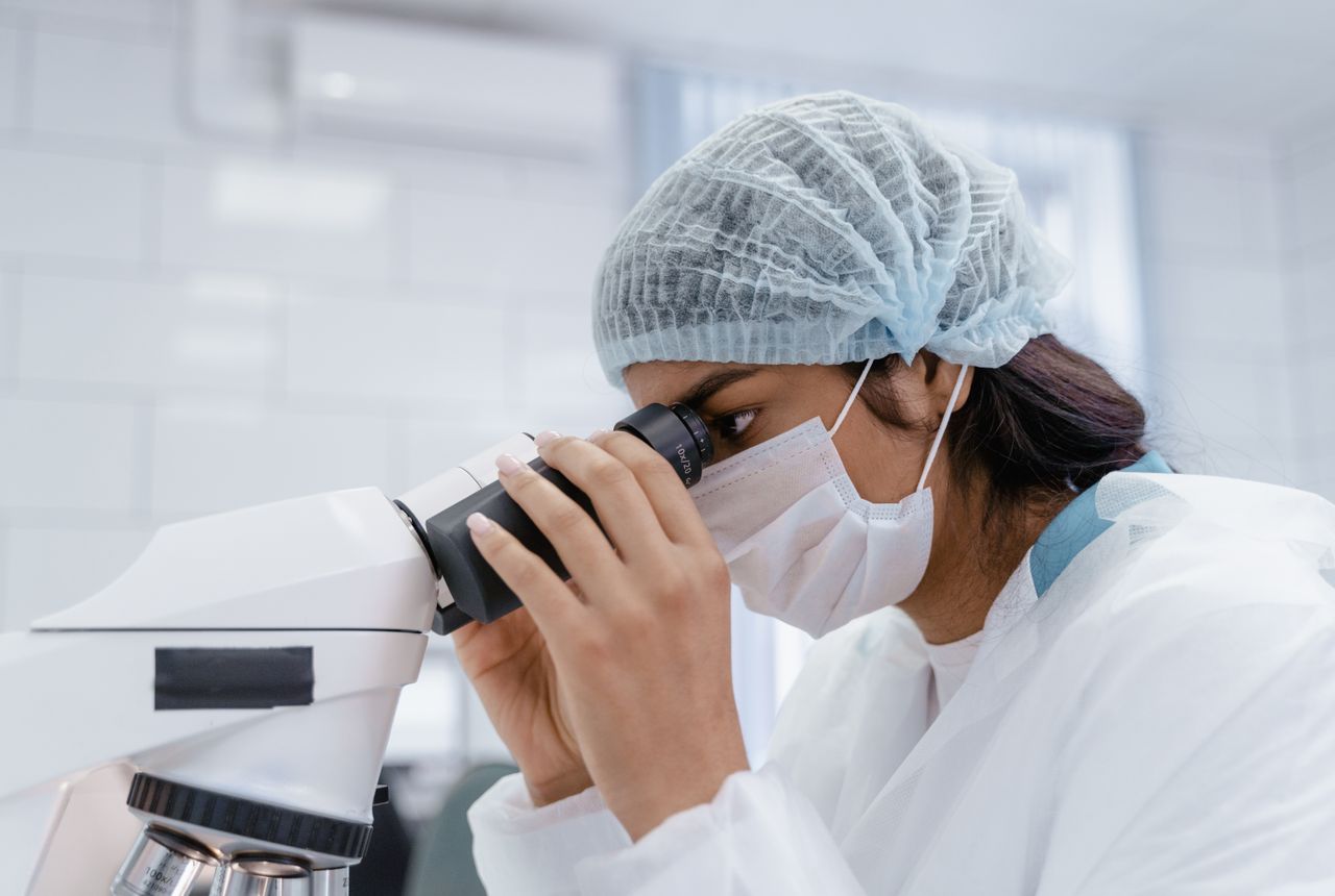 Fachkraft im Pathologie-Labor am Mikroskop